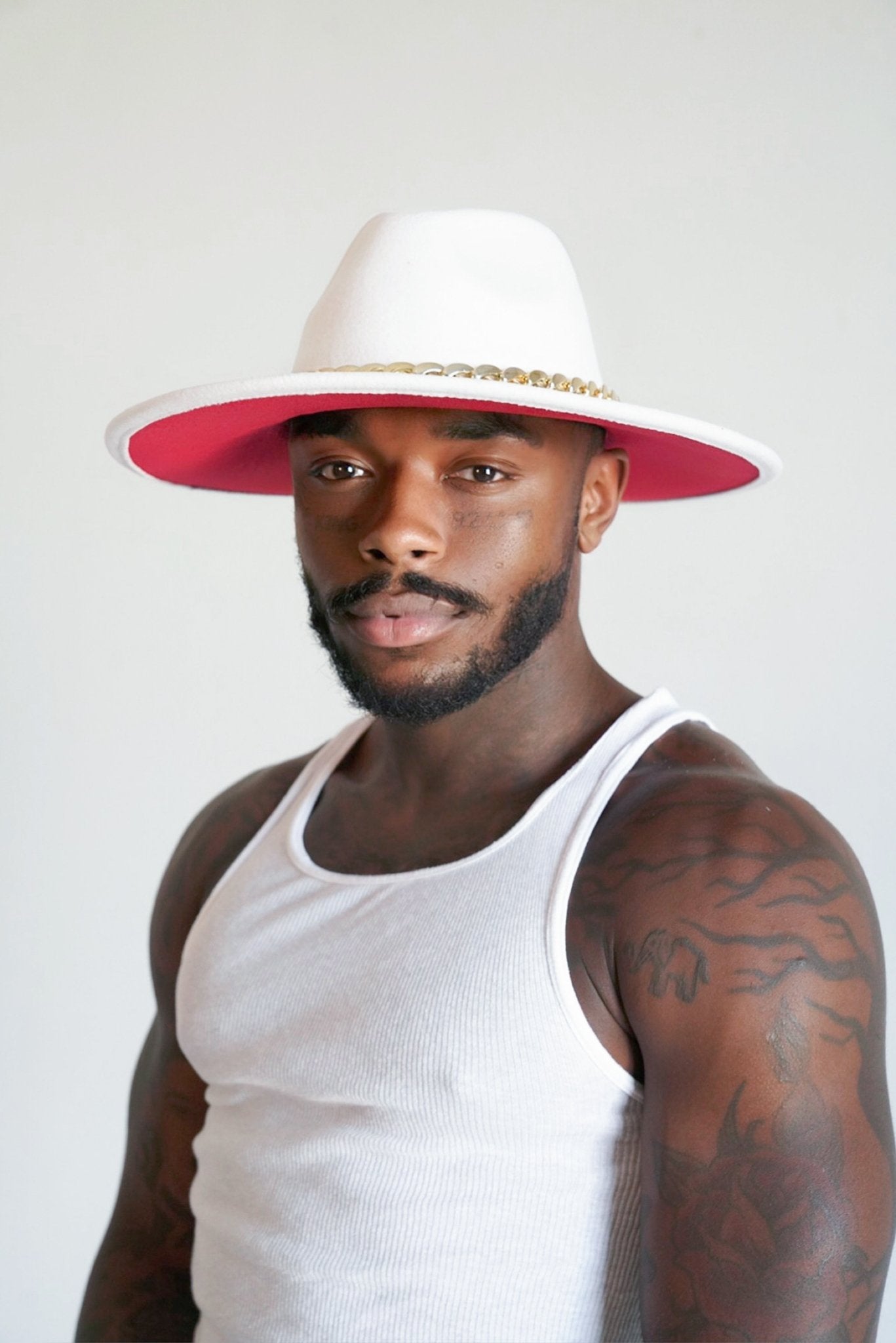 Classic White Fedora with Gilded Chain and Crimson Accent - TB-BondMenBucket hat